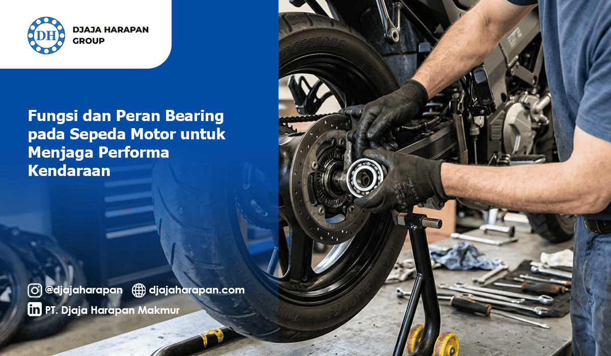 Mekanik sedang memasang ball bearing pada roda belakang sepeda motor untuk menjaga performa kendaraan.