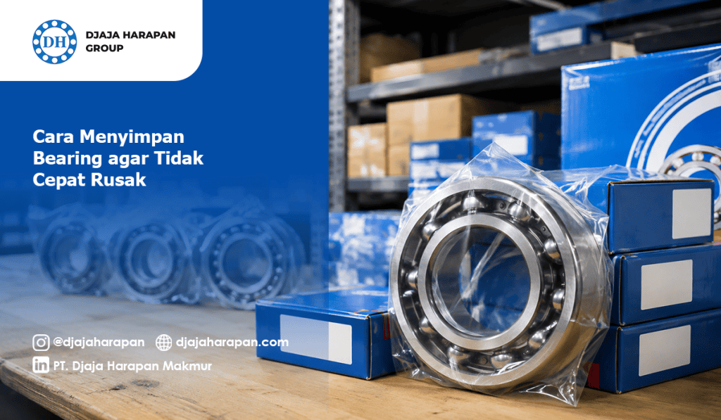 Tampilan detail bantalan atau bearing industri baru dalam kemasan plastik pelindung dan kotak kardus biru, di atas meja kayu dengan rak stok di latar belakang. Terdapat teks judul "Cara Menyimpan Bearing agar Tidak Cepat Rusak" dan logo "Djaja Harapan Group". (Cocok untuk mendeskripsikan konten visual bagi tunanetra dan mesin pencari).
